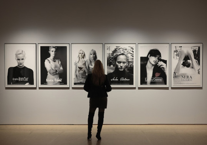 Una mujer en la exposición 'Arte contra la violencia machista' en La Nau de la Universitat de València.